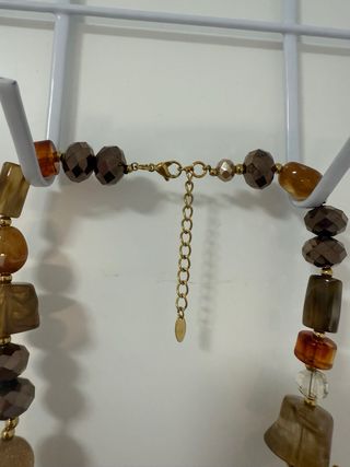 Collar elegante con cuentas de ámbar y flor