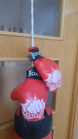 Saco de boxeo infantil con guantes incluidos