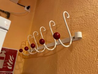 Perchero de pared blanco con bolas rojas