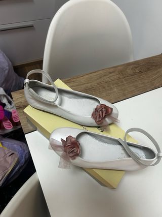 Zapatos blancos comunión flor rosa