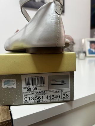 Zapatos blancos comunión flor rosa