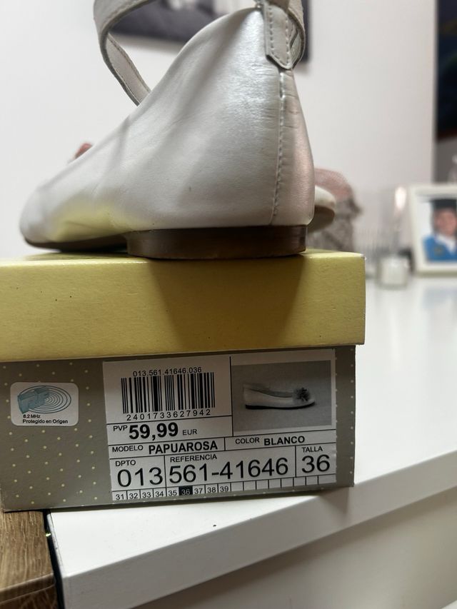 Zapatos blancos comunión flor rosa