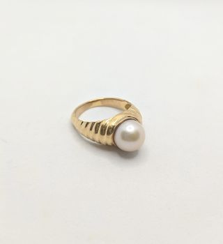 Anillo de oro de 18k con Perla, 6.33 g, T-17.