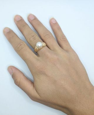 Anillo de oro de 18k con Perla, 6.33 g, T-17.