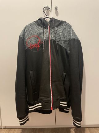 Chaqueta con cremallera y capucha