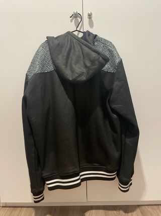 Chaqueta con cremallera y capucha