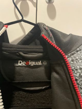 Chaqueta con cremallera y capucha