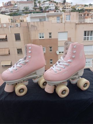 Patines rosas y blancos de 4 ruedas