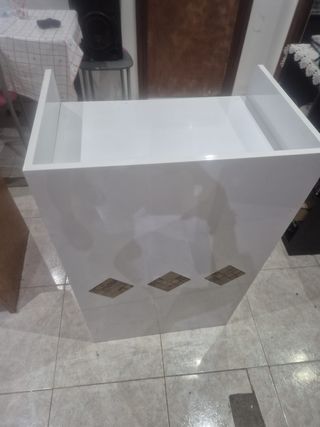 Recibidor de tienda blanco y morado