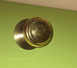 Pomo de puerta dorado