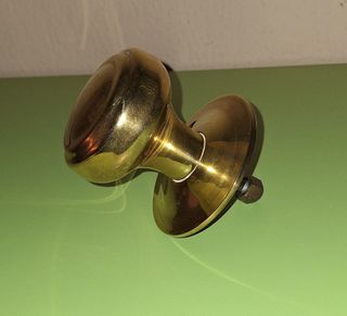 Pomo de puerta dorado