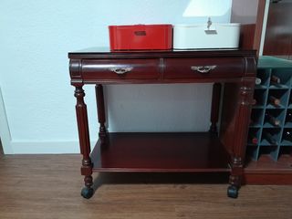 Camarera de madera con ruedas en perfecto estado