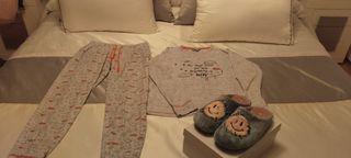 Conjunto pijama y zapatillas casa chica