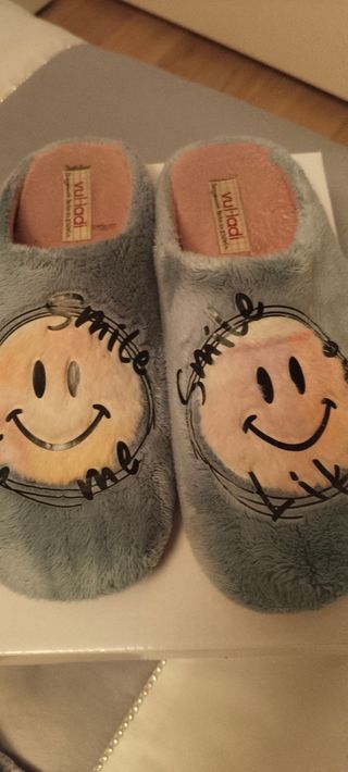 Conjunto pijama y zapatillas casa chica