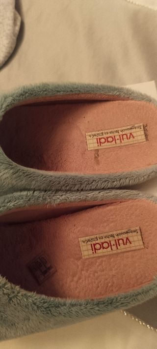 Conjunto pijama y zapatillas casa chica