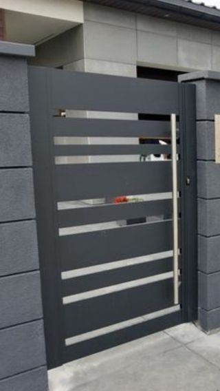 Puerta metálica moderna