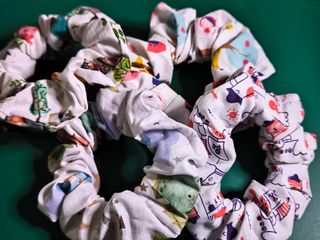 Coleteros de tela con diseños variados