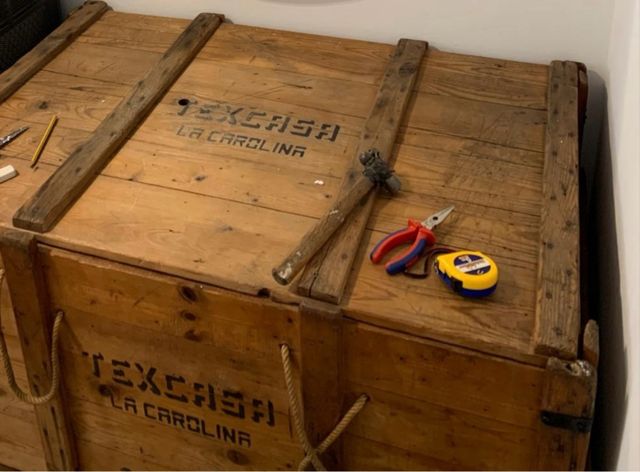 Baúl de madera antiguo estilo textil