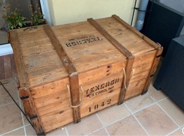 Baúl de madera antiguo estilo textil