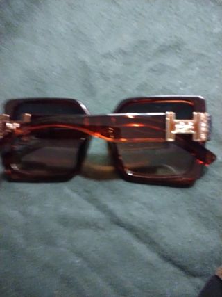 Gafas de sol diferentes modelos.