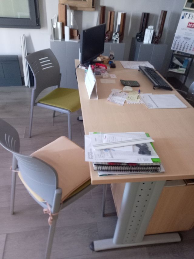 Mobiliario de oficina metal y madera