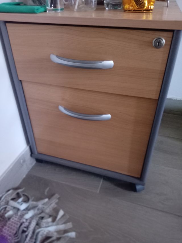 Mobiliario de oficina metal y madera