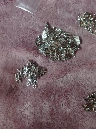 Abalorios plateados para bisutería