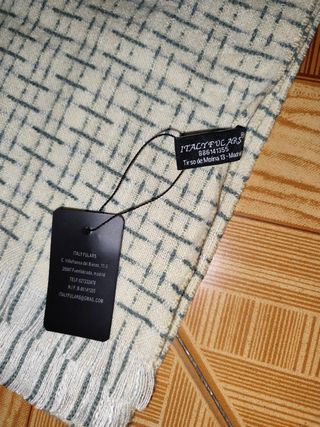 Fular beige y gris con diseño geométrico