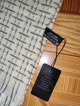 Fular beige y gris con diseño geométrico