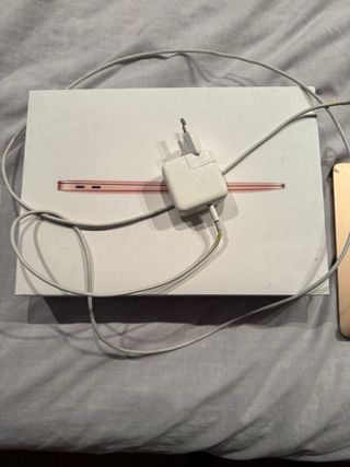 MacBook Air 2022 Dorado

LCD roto.
batería 85%