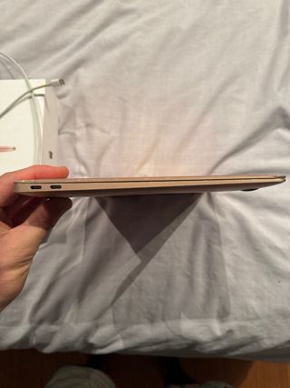 MacBook Air 2022 Dorado

LCD roto.
batería 85%