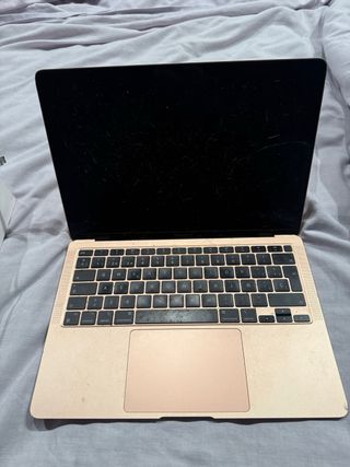 MacBook Air 2022 Dorado

LCD roto.
batería 85%