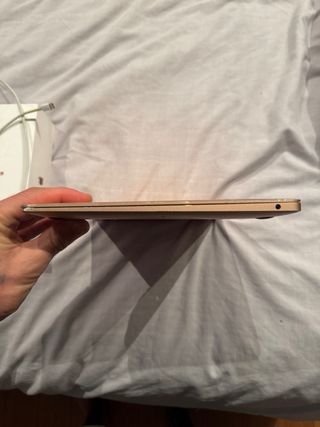 MacBook Air 2022 Dorado

LCD roto.
batería 85%