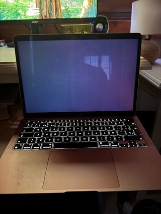 MacBook Air 2022 Dorado

LCD roto.
batería 85%