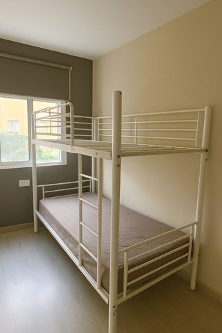 Cama alta metálica blanca en buen estado