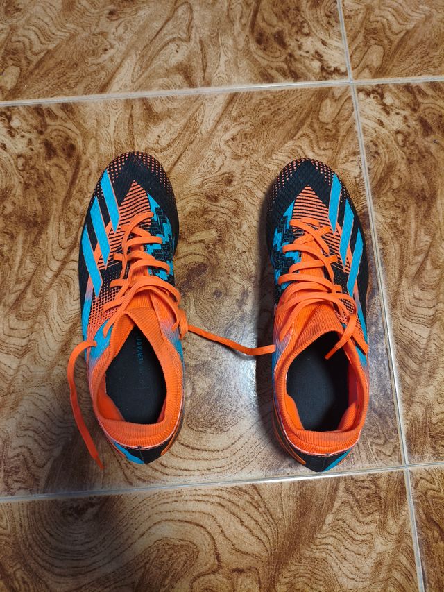 Botas de fútbol Naranja y Negro (Derecha rota)