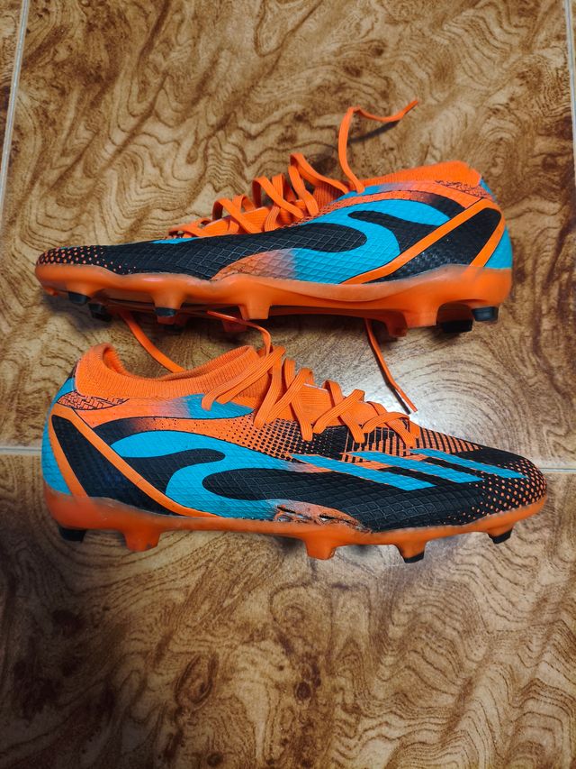 Botas de fútbol Naranja y Negro (Derecha rota)