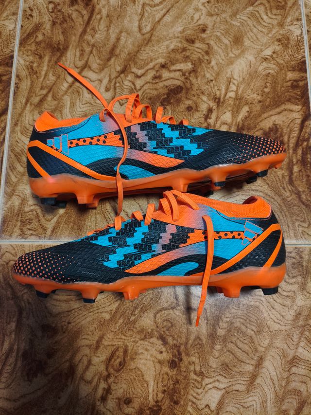 Botas de fútbol Naranja y Negro (Derecha rota)