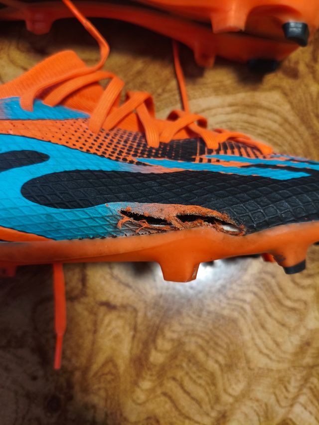 Botas de fútbol Naranja y Negro (Derecha rota)