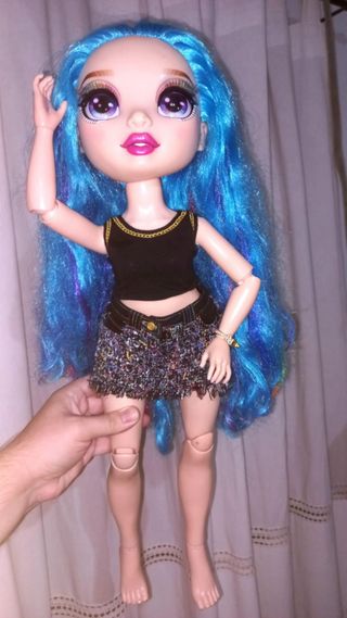Muñeca grande Rainbow High Amaya, mide 60cm