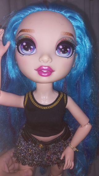 Muñeca grande Rainbow High Amaya, mide 60cm