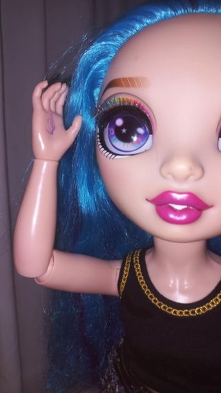 Muñeca grande Rainbow High Amaya, mide 60cm