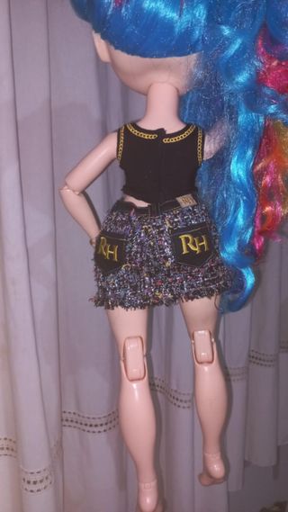 Muñeca grande Rainbow High Amaya, mide 60cm