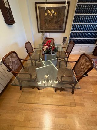 Mesa de cristal con patas de mármol y 5 sillas