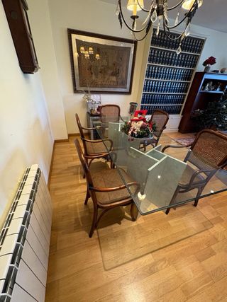 Mesa de cristal con patas de mármol y 5 sillas