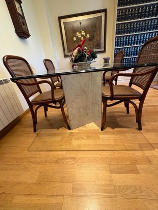 Mesa de cristal con patas de mármol y 5 sillas