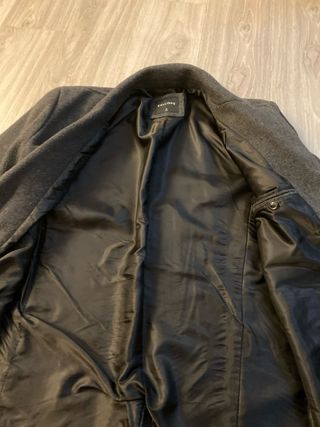 Splendido elegante cappotto grigio uomo