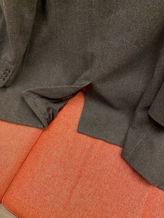 Splendido elegante cappotto grigio uomo