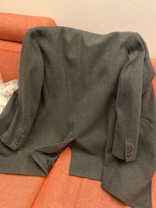 Splendido elegante cappotto grigio uomo