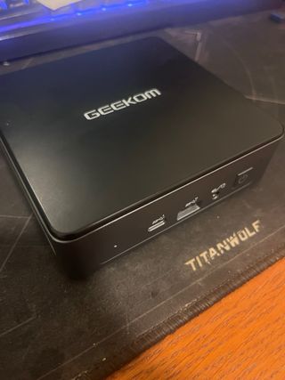 Mini PC Geekom Negro